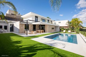 Stonepanel Sabbia en la fachada de esta casa de estilo moderno. Fotografías y obra de Ensamble