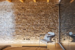 Pared interior revestida con Stonepanel Sylvestre Pared interior revestida con Stonepanel Sylvestre