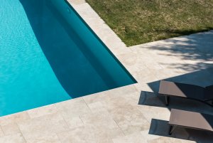 Un piscina en Travertino siempre es una buena idea