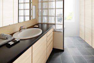 Suelo del baño en baldosa caliza manila La caliza manila se adapta también a interiores como en este baño clásico