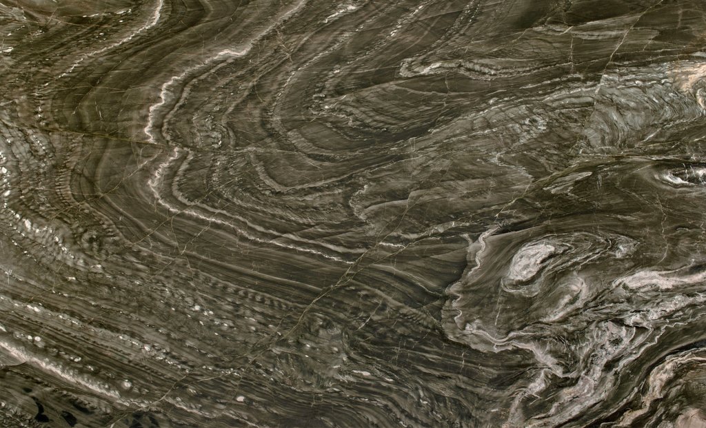 La cuarcita Alisia es el material elegido por Adara Molinero para revestir parte de la pared de su salón