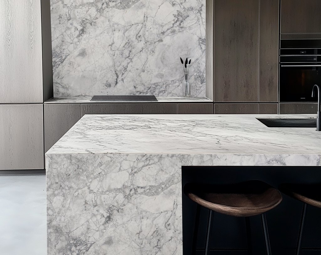 Cocina en tonos de madera oscura combinada con encimera y salpicadero de cuarcita Oriella