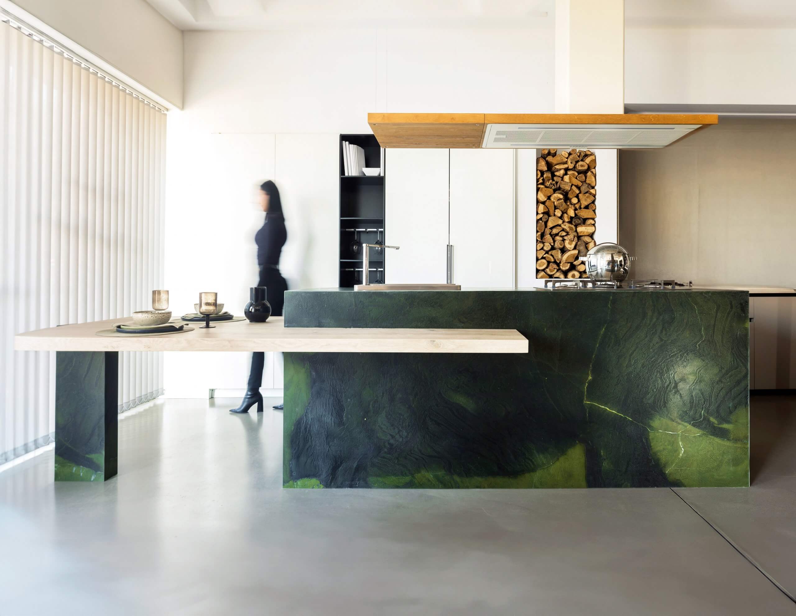 cocina con isla de piedra natural