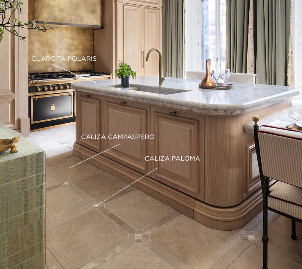cocina de tendencia con isla de cocina con encimera de cuarcita polaris y suelo de piedra natural en formato damero