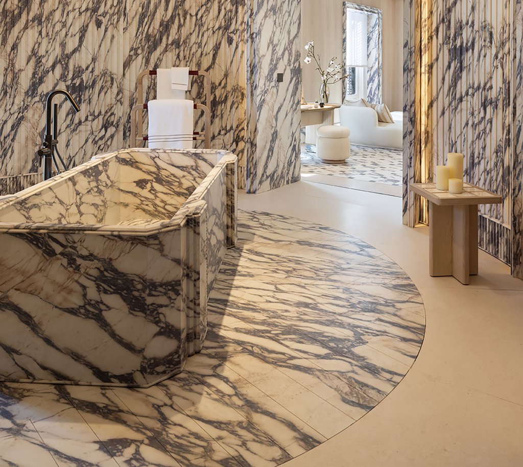 Moderno baño proyectado por Jaime Beriestain para CASA DECOR 2025. bañera porcelánico Fior de Viola. 