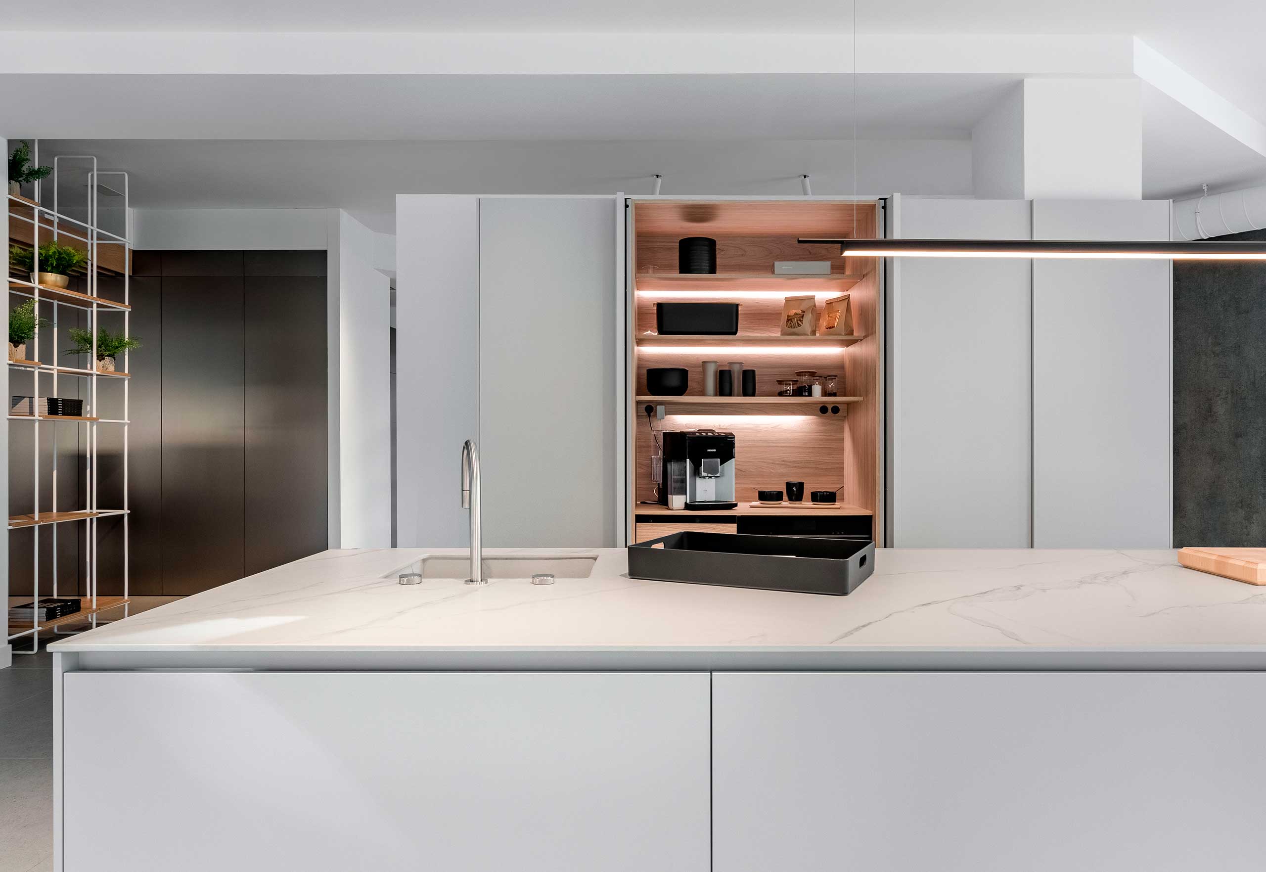 Encimera de porcelánico blanco en una cocina con muebles blancos. Porcelánico imitación mármol Ceratop Borghini