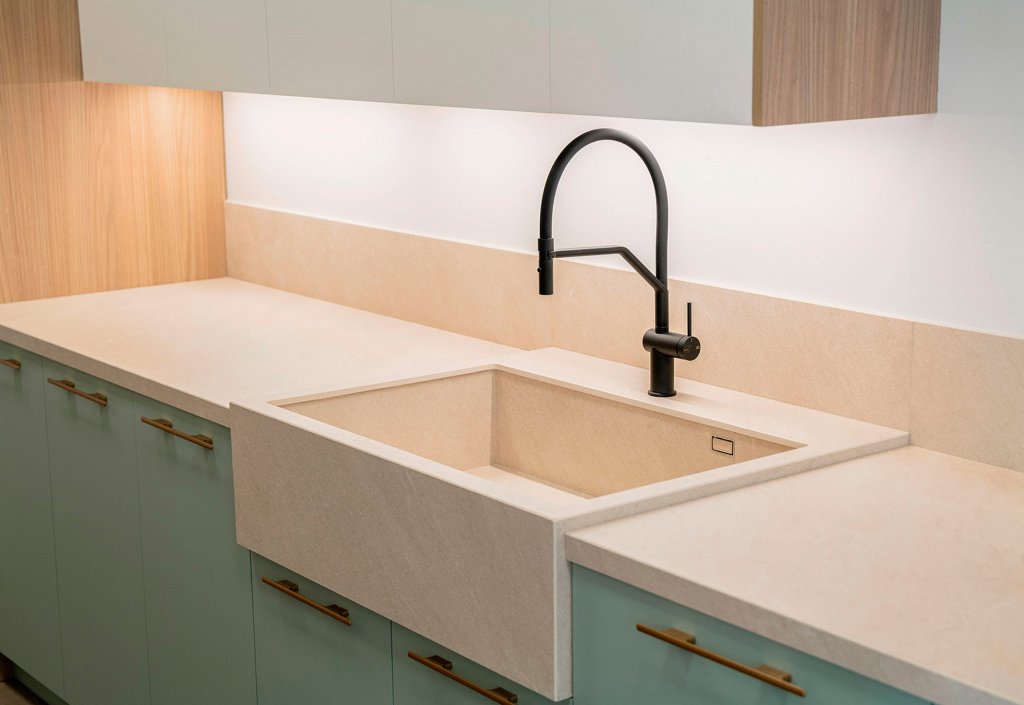 Porcelánico de tono beige en cocina con muebles verdes. Ceratop Duna
