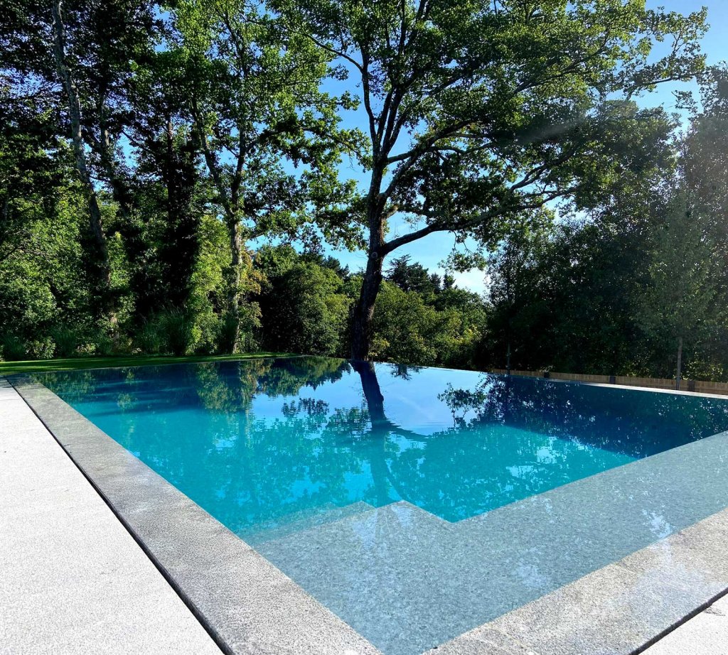 Borde de piscina en granito gris antideslizante