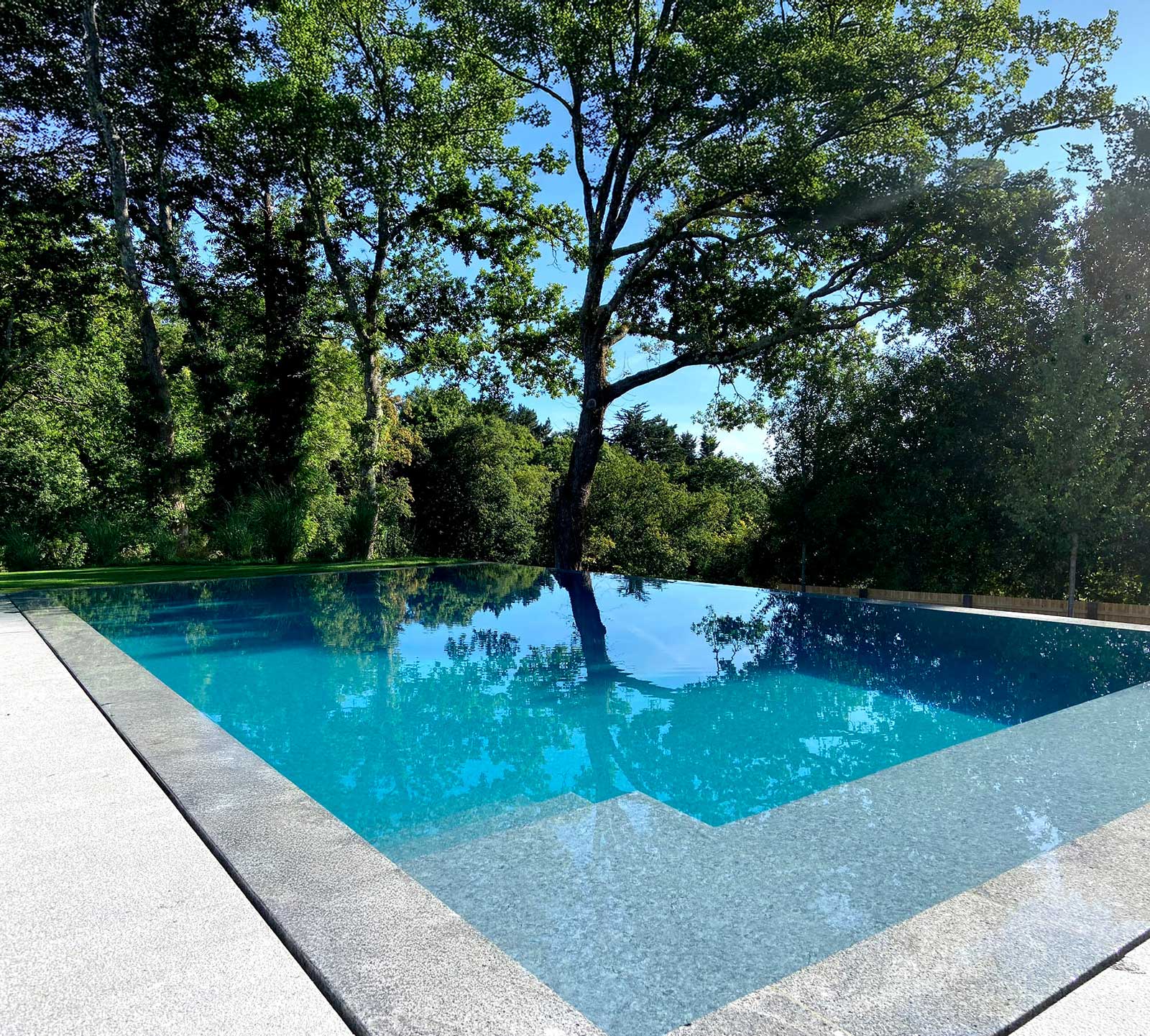 piscina-bordillo-granito Borde de piscina en granito gris antideslizante