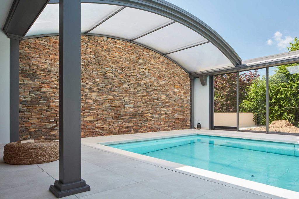 la piedra natural es uno de los materiales de construcción para piscinas más seguros y fiables del mercado