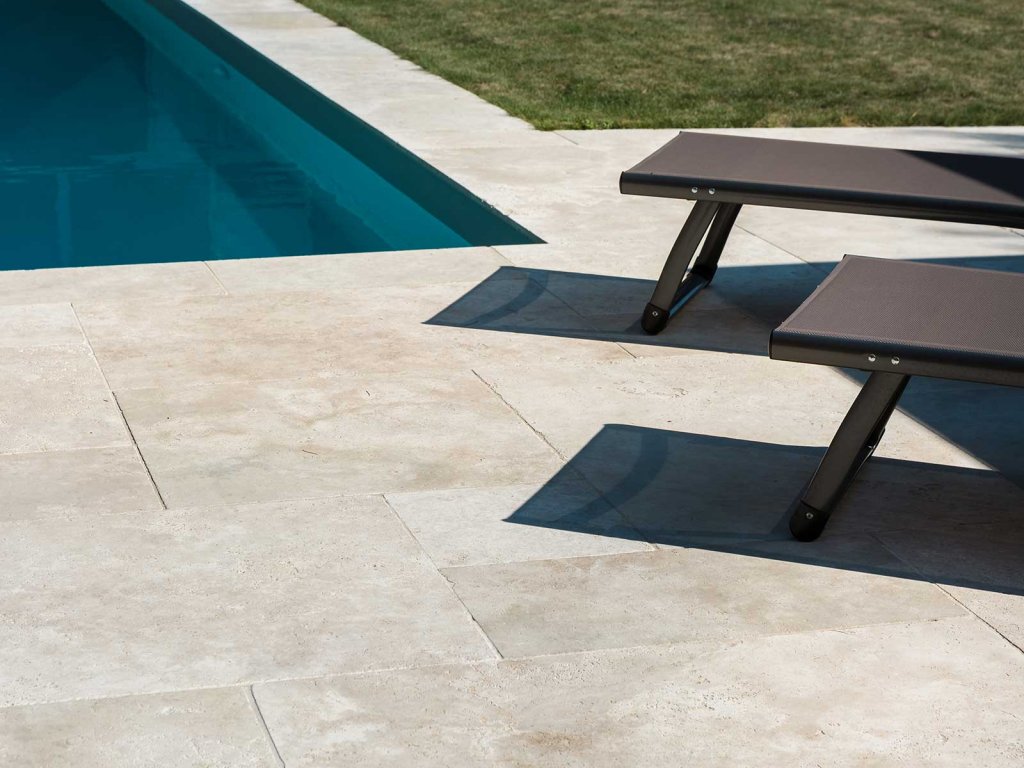 travertino avellana borde de piscina