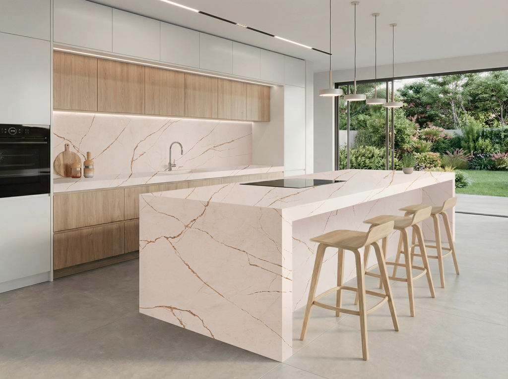 Cocina moderna luminosa con isla de cocina revestida con Ceratop Macadamia Cream - porcelánico con mejor relación calidad precio