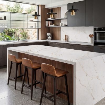 Calacatta Beige_Nuevo_V2_web cocina abierta con isla de cocina en cuarzo efecto mármol de cupa stone