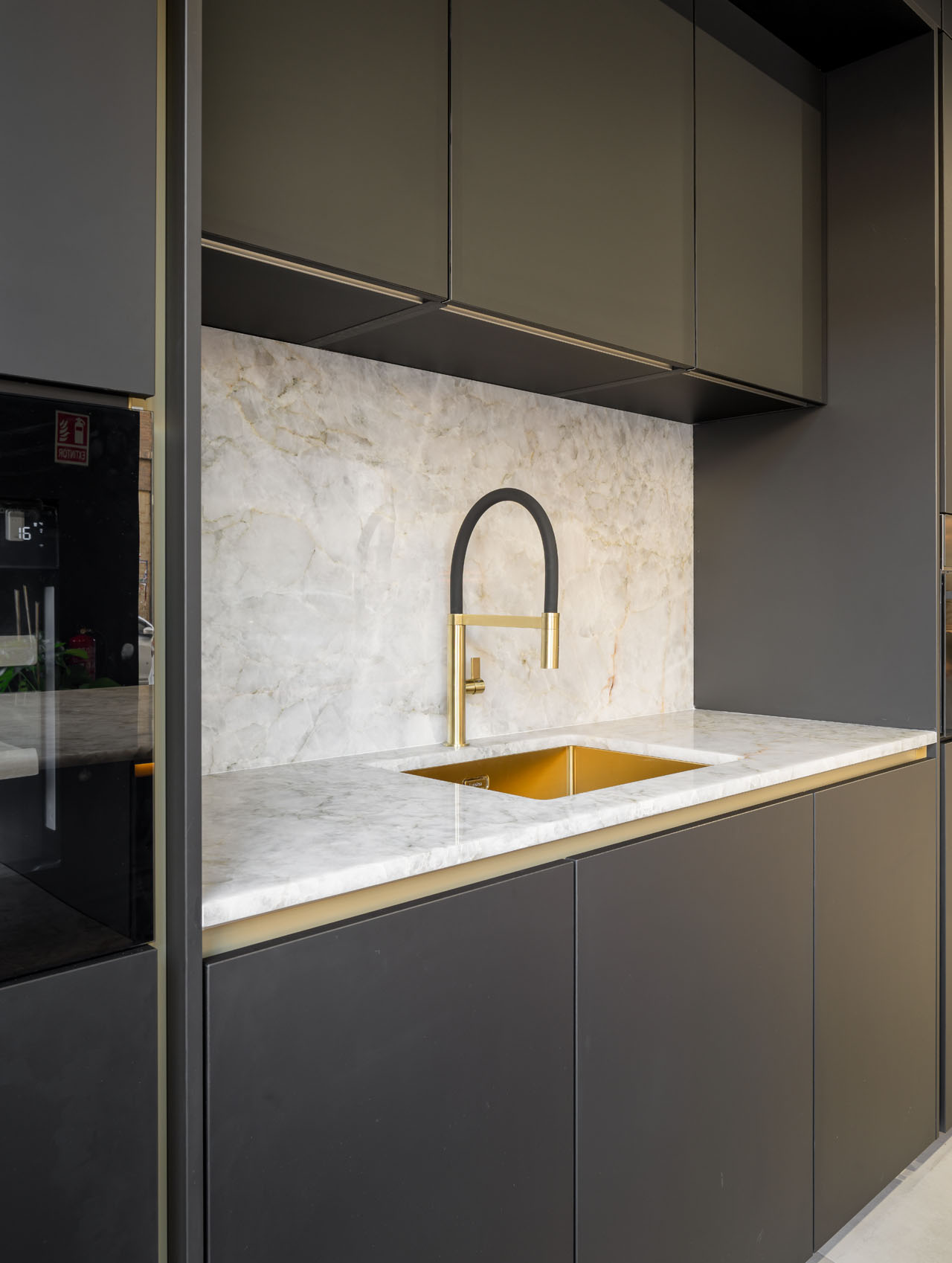 encimera-de-cocina.blanca-plaris-muebles-negrosjpg encimera de cocina blanca y muebles negros