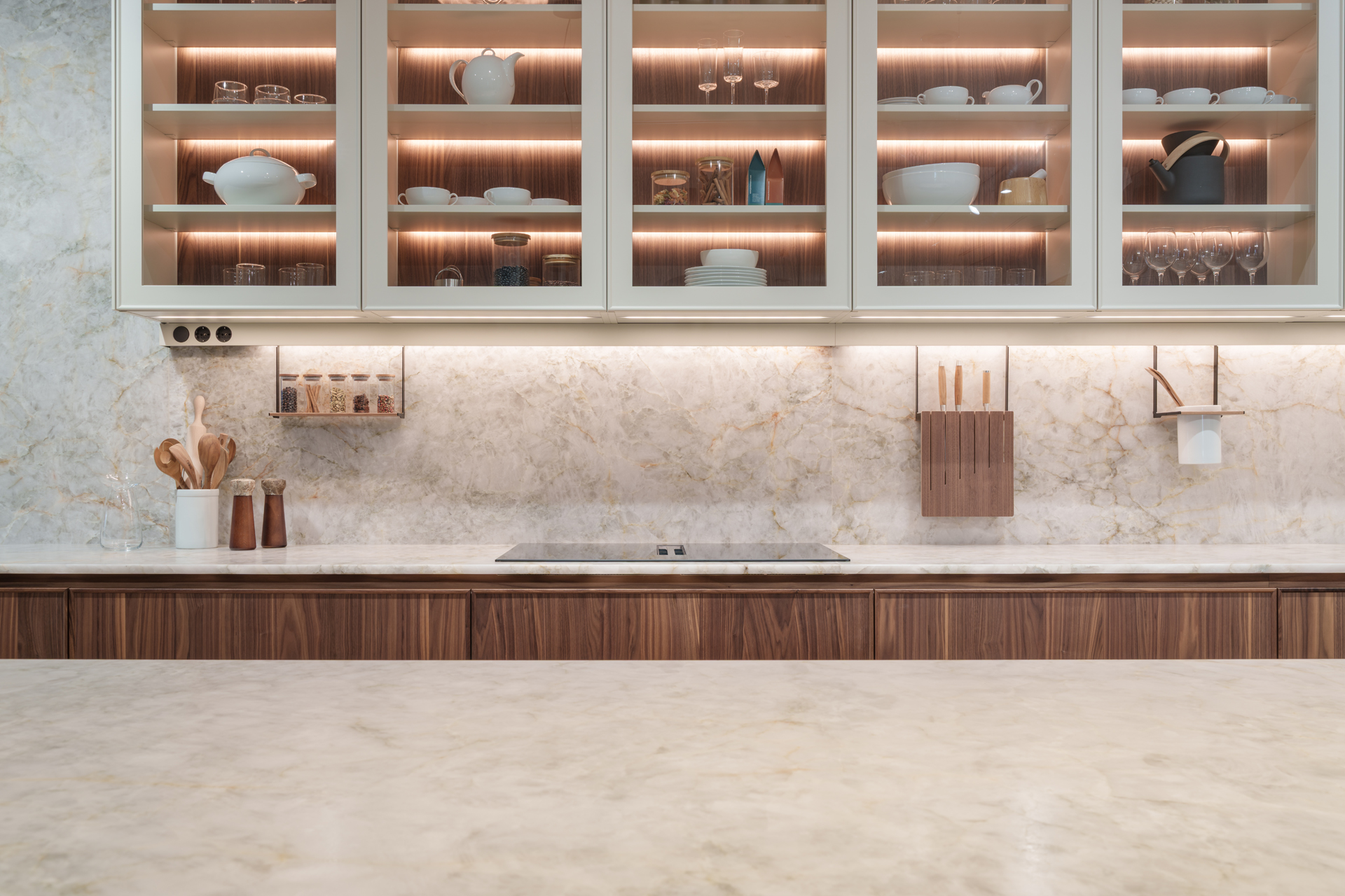 Polaris de Terra by Cupa Stone - exposición santiago interiores (1) cocina cuarcita piedra natural polaris cupa stone