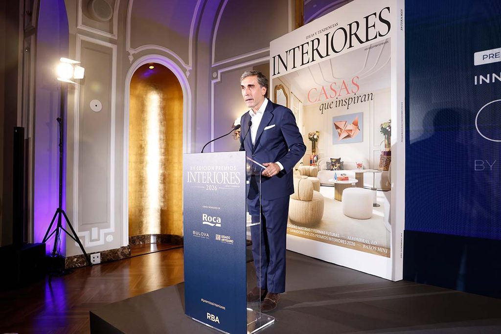 Guillermo oviedo, director de CUPA STONE IBERIA, recogiendo el galardón